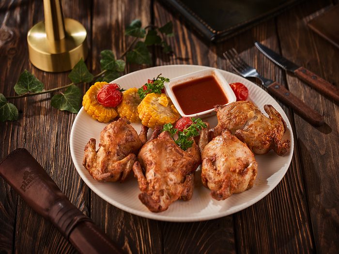 Фирменные цыплята с фермы Platan, запечённые до золотистой корочки, с кукурузой и соусом